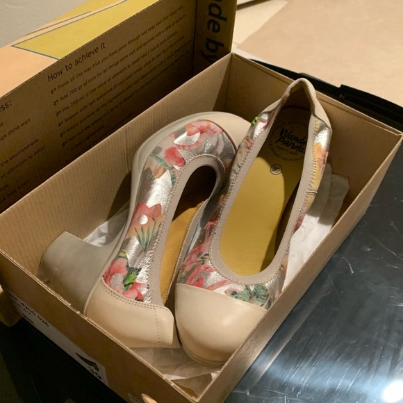 Wanda Panda Leather Floral Pumps Rubber Sole & Heel Ice (Off white/floral) Sz 39 - Picture 2 of 8